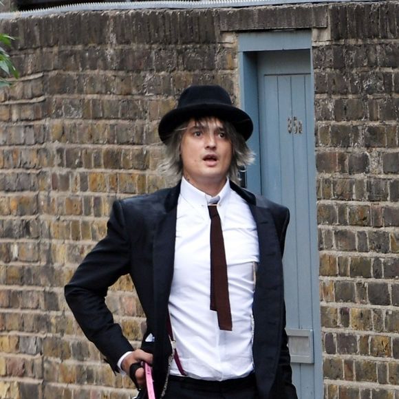 Pete Doherty dans la rue à Londres avec ses deux chiens Husky de Sibérie en laisse le 4 septembre 2019.