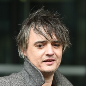 Le rocker Pete Doherty arrive aux studios de la BBC, il porte un long manteau ulster en laine gris et pose avec les fans à l'entrée à Salford, le 9 mai 2019.