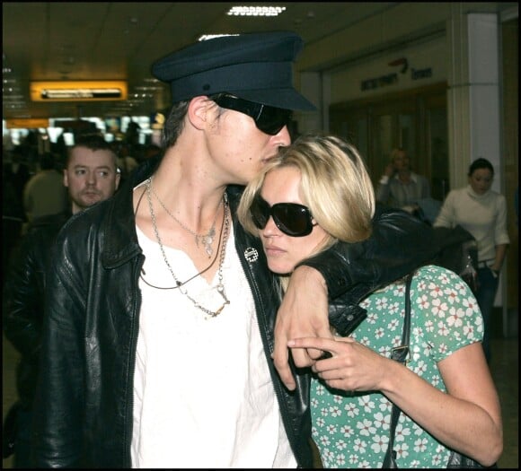 Kate Moss et Pete Doherty à l'aéroport de Londres le 25 septembre 2006.