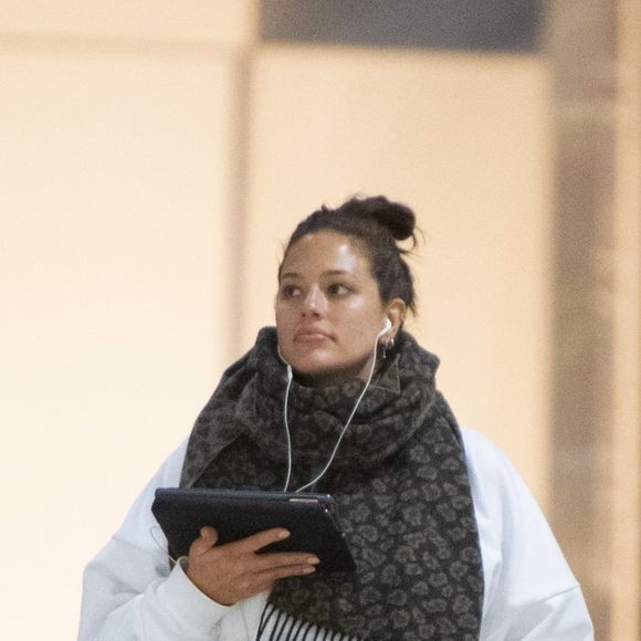 Exclusif - Ashley Graham enceinte arrive avec son mari Justin Ervin à l'aéroport de JFK à New York, le 27 octobre 2019