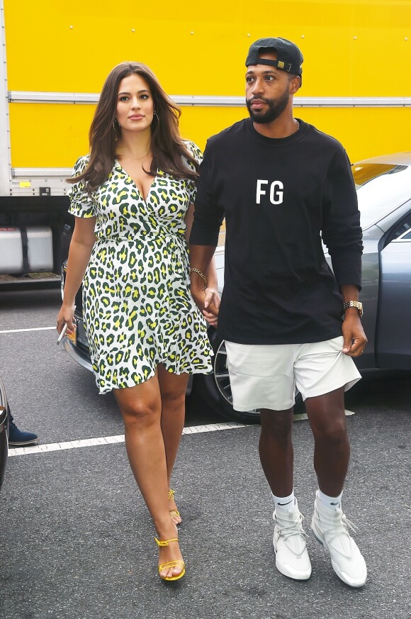 Ashley Graham (enceinte) et son mari Justin Ervin arrivent au défilé Prêt à porter Serena Williams Printemps/Eté 2020 lors de la Fashion Week de New York City
