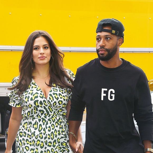 Ashley Graham (enceinte) et son mari Justin Ervin arrivent au défilé Prêt à porter Serena Williams Printemps/Eté 2020 lors de la Fashion Week de New York City
