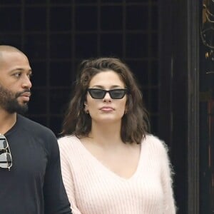 Exclusif - Ashley Graham et son mari Justin Ervin se baladent à New York le 14 avril 2019.