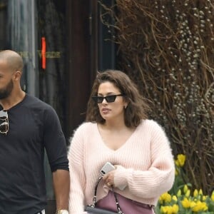 Exclusif - Ashley Graham et son mari Justin Ervin se baladent à New York le 14 avril 2019.