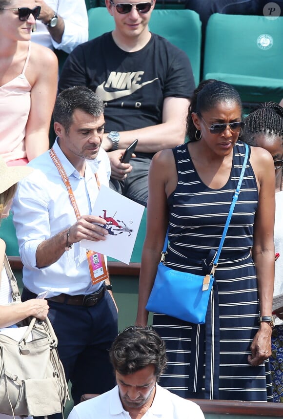 Marie-José Perec et son compagnon Sébastien Foucras dans les tribunes lors des internationaux de France de Roland Garros à Paris, France, le 1er juin 2017. © Jacovides-Moreau/Bestimage