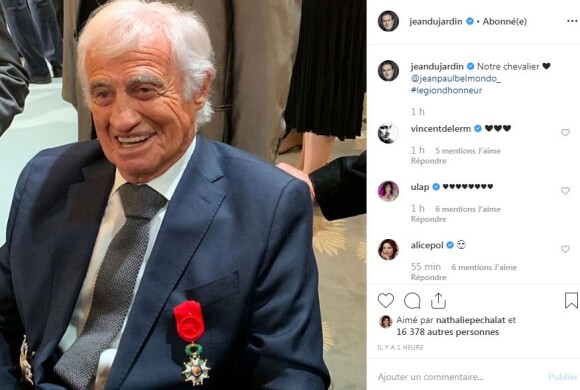 Jean-Paul Belmondo a reçu les insignes de grand officier de la Légion d'honneur le 8 novembre 2019 à l'Elysée.