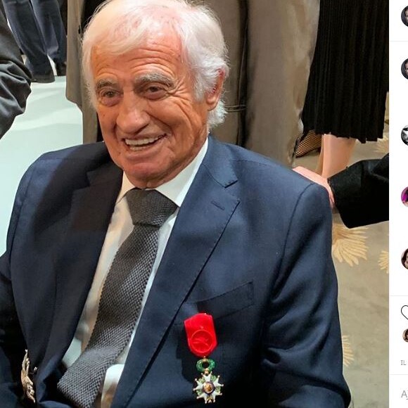 Jean-Paul Belmondo a reçu les insignes de grand officier de la Légion d'honneur le 8 novembre 2019 à l'Elysée.