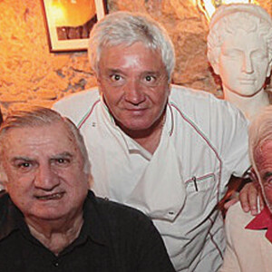 Aldo Maccione, Mamo, Jean-Paul Belmondo et Jean Dujardin - People posent dans le restaurant de Mamo, "Le Michelangelo" à Antibes le 19 décembre 2012.