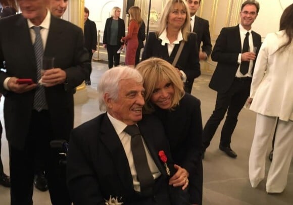 Jean-Paul Belmondo avec Brigitte Macron à l'Elysée le 8 novembre 2019. L'acteur a reçu les insignes de grand officier de la Légion d'honneur.