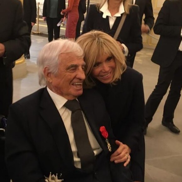Jean-Paul Belmondo avec Brigitte Macron à l'Elysée le 8 novembre 2019. L'acteur a reçu les insignes de grand officier de la Légion d'honneur.