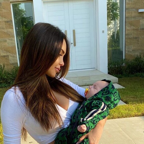 Nabilla dévoile pour la première fois le visage de son fils Milann, le 11 novembre 2019, sur Instagram.