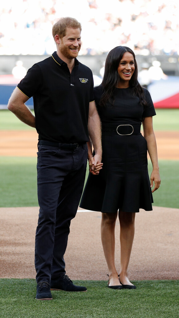 Le prince Harry, duc de Sussex, et Meghan Markle, duchesse de Sussex (habillée d'une robe Stella McCartney) vont saluer les équipes de baseball "Boston Red Sox" et "New York Yankees" dans leurs vestiaires dans le cadre des Invictus Games 2019 au London Stadium. Londres, le 29 juin 2019.