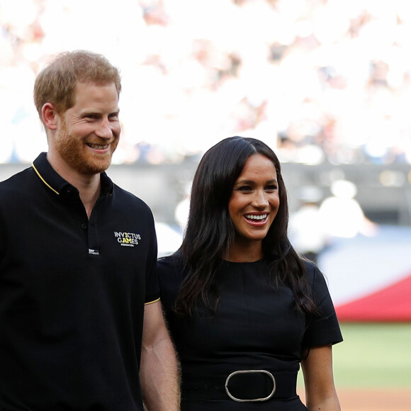 Le prince Harry, duc de Sussex, et Meghan Markle, duchesse de Sussex (habillée d'une robe Stella McCartney) vont saluer les équipes de baseball "Boston Red Sox" et "New York Yankees" dans leurs vestiaires dans le cadre des Invictus Games 2019 au London Stadium. Londres, le 29 juin 2019.