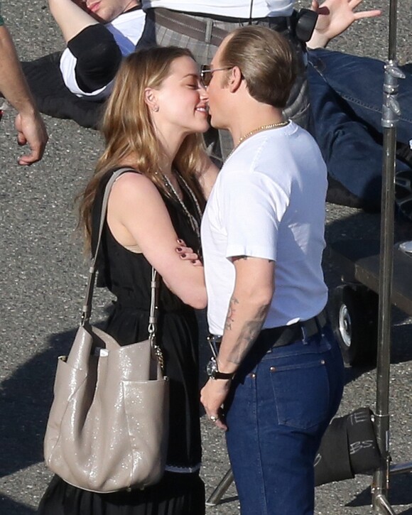 Johnny Depp échange un baiser sulfureux avec sa fiancée Amber Heard sur le tournage du film "Black Mass" à Boston, le 2 juin 2014.