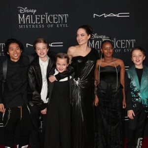 Pax Thien Jolie-Pitt, Shiloh Nouvel Jolie-Pitt, Vivienne Marcheline Jolie-Pitt, Angelina Jolie, Zahara Marley Jolie-Pitt et Knox Léon Jolie-Pitt à la première de Maleficent: Mistress of Evil au théâtre El Capitan dans le quartier de Hollywood à Los Angeles, le 30 septembre 2019