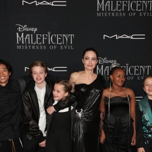 Pax Thien Jolie-Pitt, Shiloh Nouvel Jolie-Pitt, Vivienne Marcheline Jolie-Pitt, Angelina Jolie, Zahara Marley Jolie-Pitt et Knox Léon Jolie-Pitt à la première de Maleficent: Mistress of Evil au théâtre El Capitan dans le quartier de Hollywood à Los Angeles, le 30 septembre 2019