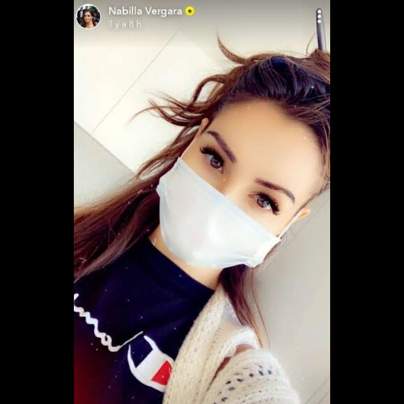 Nabilla est tombée malade et porte un masque. Snapchat le 11 novembre 2019.