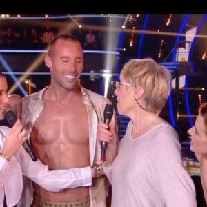 Karine Ferri, Fauve Hautot, Sami El Gueddari et sa maman Michèle dans l'émission "Danse avec les stars 10". TF1. Le 16 novembre 2019.