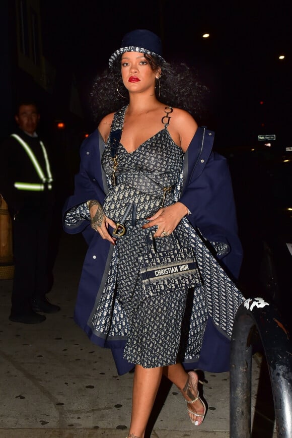 Exclusif - Rihanna en total look Dior est allée dîner au restaurant Giorgio Baldi avec sa meilleure amie à Santa Monica, Los Angeles, le 15 novembre 2019.