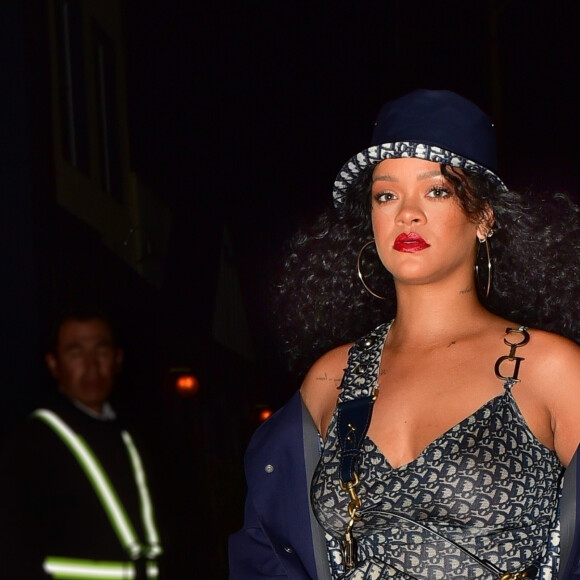 Exclusif - Rihanna en total look Dior est allée dîner au restaurant Giorgio Baldi avec sa meilleure amie à Santa Monica, Los Angeles, le 15 novembre 2019.