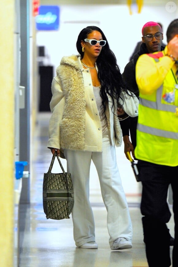 Rihanna arrive à l'aéroport JFK à New York. Riri arrive en ville pour le lancement de son livre autobiographique, le 11 octobre 2019.