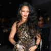 Rihanna arrive au musée Solomon R. Guggenheim pour le lancement de son livre autobiographique, à New York. Elle porte une robe léopard, le 11 octobre 2019