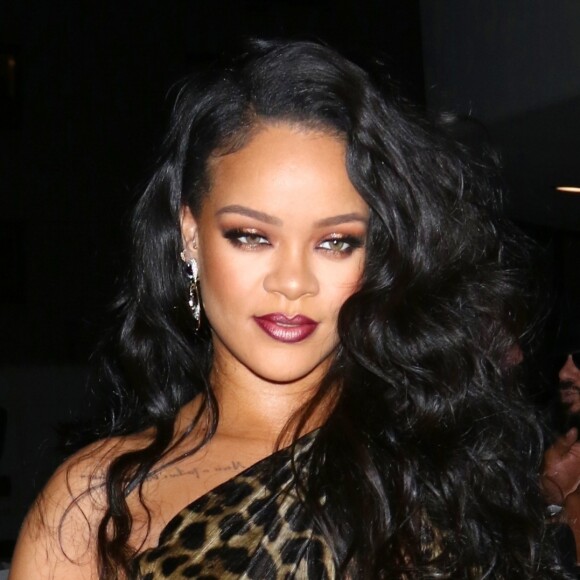 Rihanna arrive au musée Solomon R. Guggenheim pour le lancement de son livre autobiographique, à New York. Elle porte une robe léopard, le 11 octobre 2019