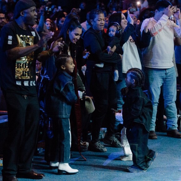 Kim Kardashian et ses quatre enfants North, Saint, Chicago et Psalm assistent au "Sunday Service" de Kanye West à l'église Lakewood Church à Houston. Le 17 novembre 2019.