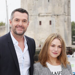 Arnaud Ducret, Emilie Dequenne - Photocall "Un Homme Ordinaire" lors de la 21ème édition du Festival de la Fiction TV de la Rochelle, le 12 septembre 2019. ©Patrick Bernard / Bestimage Synopsis