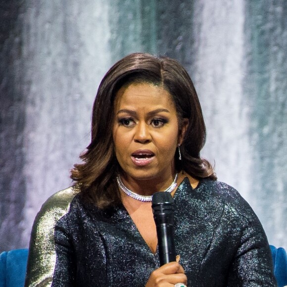 Michelle Obama en promotion pour son livre "Becoming" sur la scène du Ziggo Dome à Amsterdam, le 17 avril 2019.