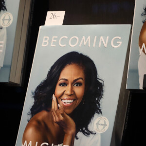 Illustration de la biographie de Michelle Obama dans une librairie de Berlin le 18 novembre 2018.