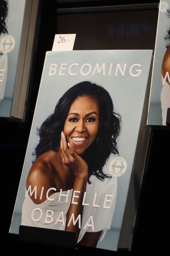 Illustration de la biographie de Michelle Obama dans une librairie de Berlin le 18 novembre 2018.