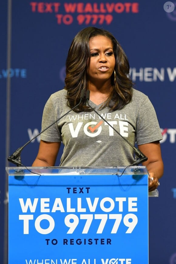 Michelle Obama : en mode rockstar pour la promo de son autobiographie à Miami. Alors qu'elle s'apprête à faire la promotion de ses mémoires, qui s'intitulent Becoming et sortiront le 13 novembre prochain, Michelle Obama a vu les choses en grand. L'ancienne firt lady s'est offert une tournée des stades digne de Beyoncé! Le 28 septembre 2018