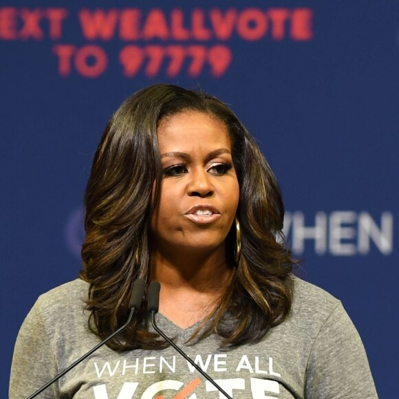 Michelle Obama : en mode rockstar pour la promo de son autobiographie à Miami. Alors qu'elle s'apprête à faire la promotion de ses mémoires, qui s'intitulent Becoming et sortiront le 13 novembre prochain, Michelle Obama a vu les choses en grand. L'ancienne firt lady s'est offert une tournée des stades digne de Beyoncé! Le 28 septembre 2018
