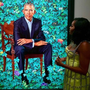 Michelle Obama à la National Portrait Gallery de Washington DC, le 18 novembre 2019. Elle porte une robe en soie jaune de la maison Schiaparelli.