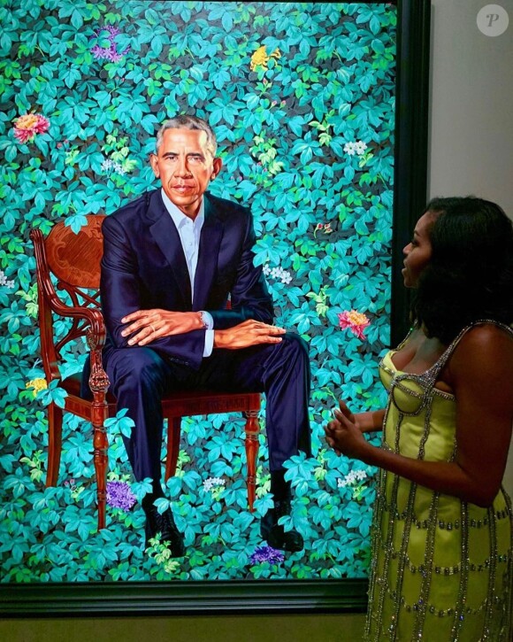 Michelle Obama à la National Portrait Gallery de Washington DC, le 18 novembre 2019. Elle porte une robe en soie jaune de la maison Schiaparelli.