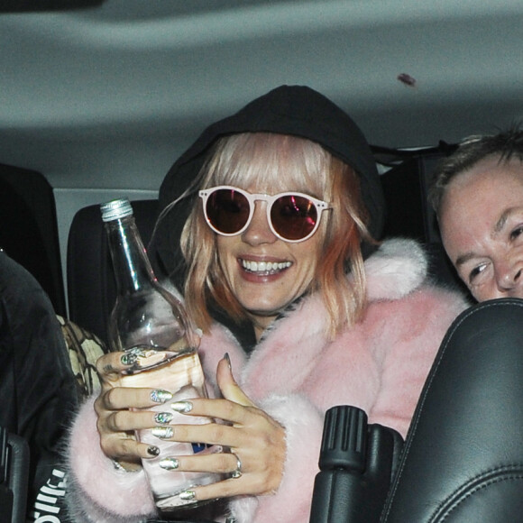Lily Allen et son ex Sam Cooper sortent de la soirée des deux ans de "SushiSamba" où la chanteuse a donné un mini-concert à Londres, le 11 novembre 2014.