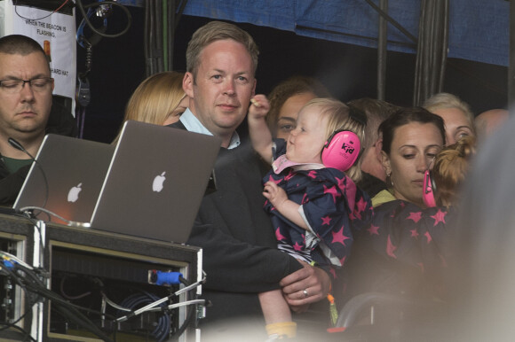 Sam Cooper, mari de Lily Allen, avec leurs filles et Miquita Oliver - 1er jour du Festival de Glastonbury en Angleterre, le 27 juin 2014.