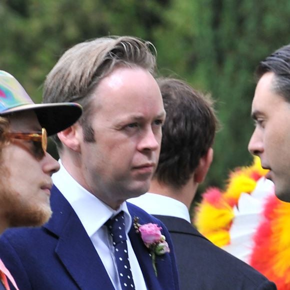 Alfie Allen (le frère de Lily Allen) et Sam Cooper - Mariage de Mary Charteris et de Robbie Furze. Gloucestershire. Le 1er septembre 2012.