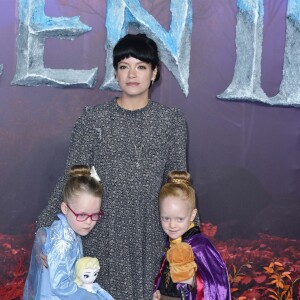 Lily Allen et ses filles Marnie Rose Cooper et Ethel Cooper - Les célébrités assistent à la première de "Frozen 2" à Londres, le 17 novembre 2019.