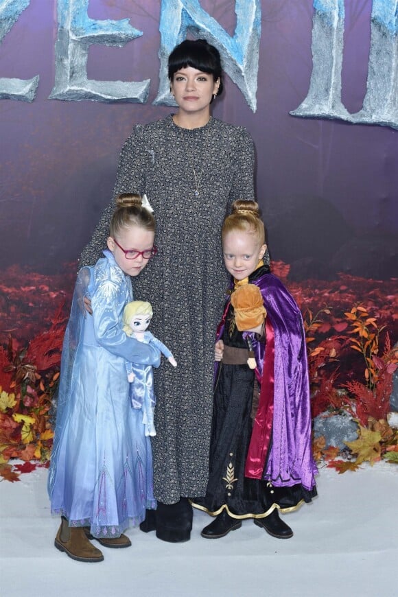 Lily Allen et ses filles Marnie Rose Cooper et Ethel Cooper - Les célébrités assistent à la première de "Frozen 2" à Londres, le 17 novembre 2019.