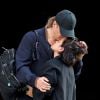 Exclusif - Lily Allen se blottit tendrement dans les bras de son compagnon David Harbour dans la rue à New York le 14 octobre 2019.