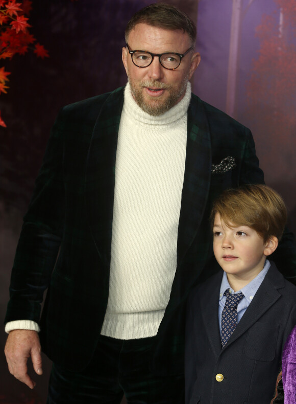 Guy Ritchie et son fils Rafael - Les célébrités assistent à la première de "Frozen 2" à Londres, le 17 novembre 2019.