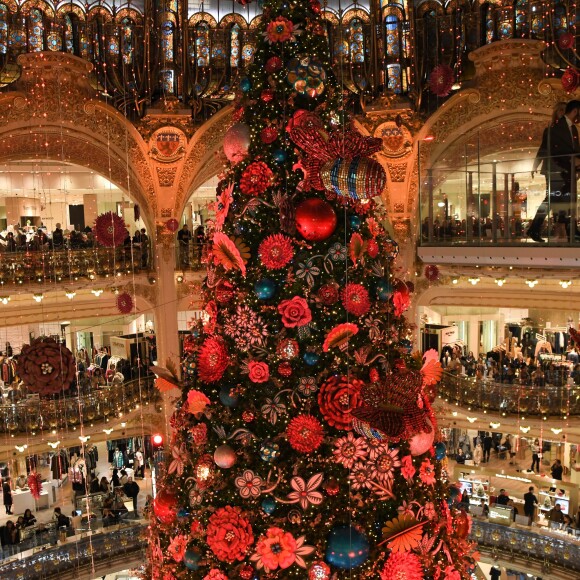 Virginie Efira lors de l'inauguration du traditionnel grand sapin et des vitrines de Noël, autour du thème "Ruche de Noël", aux Galeries Lafayette Haussmann à Paris, le 20 novembre 2019. © Guirec Coadic/Bestimage