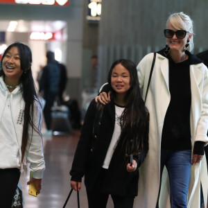 Françoise Thibaut, la mère de Laeticia Hallyday, Jade et Joy, Jimmy Reffas - Laeticia Hallyday arrive en famille avec ses filles et sa mère à l'aéroport Roissy CDG le 19 novembre 2019.