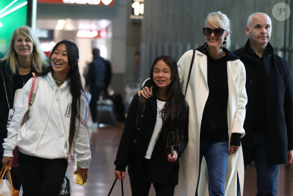 Françoise Thibaut, la mère de Laeticia Hallyday, Jade et Joy, Jimmy Reffas - Laeticia Hallyday arrive en famille avec ses filles et sa mère à l'aéroport Roissy CDG le 19 novembre 2019.