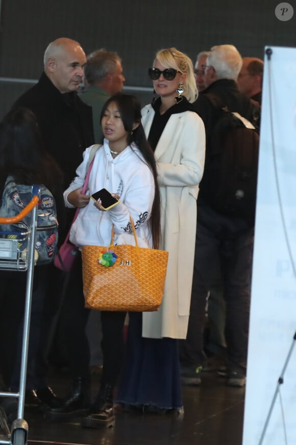Jimmy Reffas, Jade Hallyday - Laeticia Hallyday arrive en famille avec ses filles et sa mère à l'aéroport Roissy CDG le 19 novembre 2019.