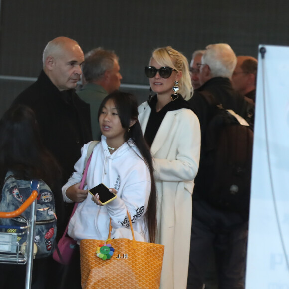 Jimmy Reffas, Jade Hallyday - Laeticia Hallyday arrive en famille avec ses filles et sa mère à l'aéroport Roissy CDG le 19 novembre 2019.