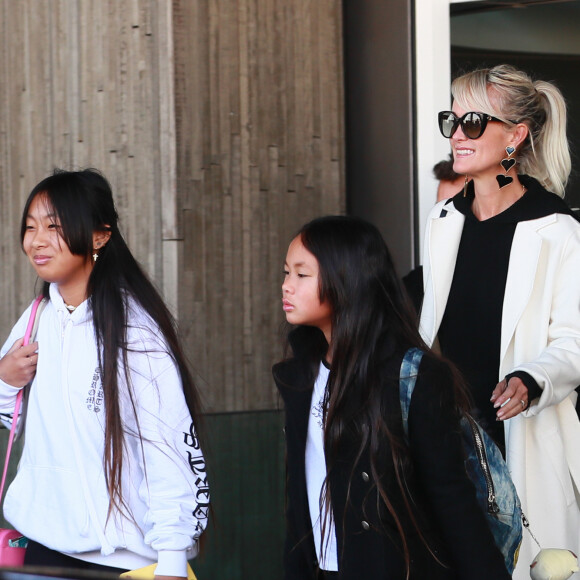Laeticia Hallyday, ses filles Jade et Joy - Laeticia Hallyday arrive en famille avec ses filles et sa mère à l'aéroport Roissy CDG le 19 novembre 2019.