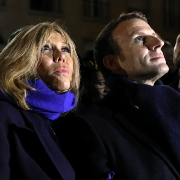 Le président de la République Française Emmanuel Macron et la Première dame Brigitte Macron assistent au lancement du spectacle son et lumière "Chroma" sur la façade de la cathédrale d'Amiens pour l'inauguration du cycle commémoratif du 800ème anniversaire de la cathédrale. Amiens, le 21 novembre 2019. © Stéphane Lemouton/Bestimage